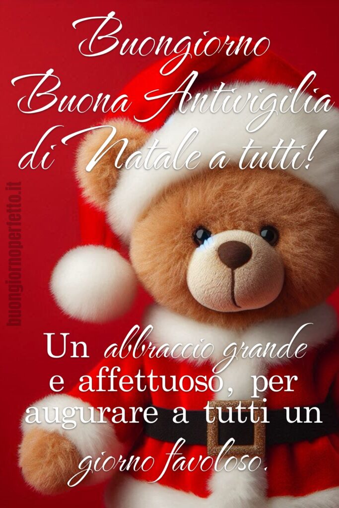 Un tenero orsetto di peluche, vestito come Babbo Natale, per augurare a tutti una Buona Antivigilia di Natale!